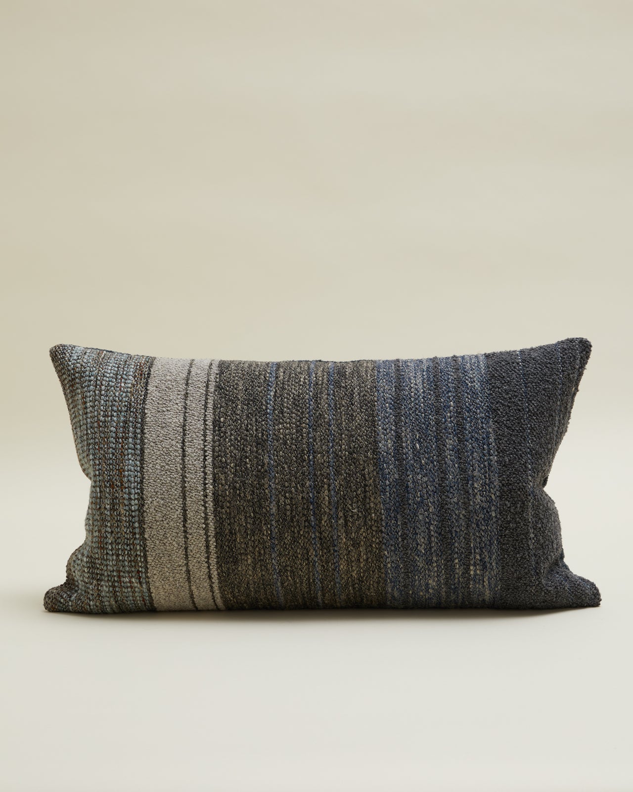 BIM textured pillow 70x40 cm